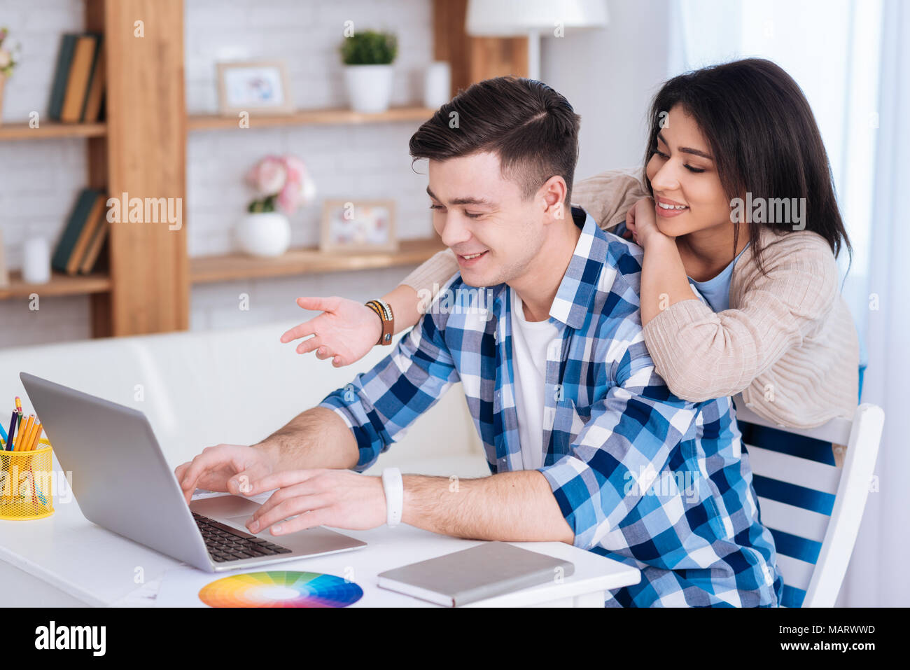 Ansprechende energische Paar diskutieren Wochenende Pläne Stockfoto