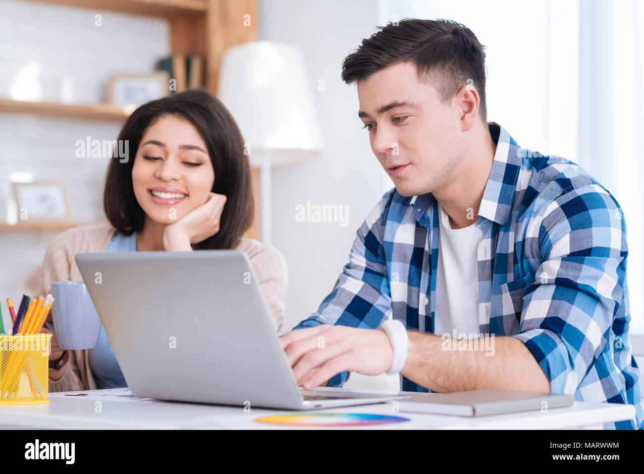 Paar mit Internet inspiriert Stockfoto