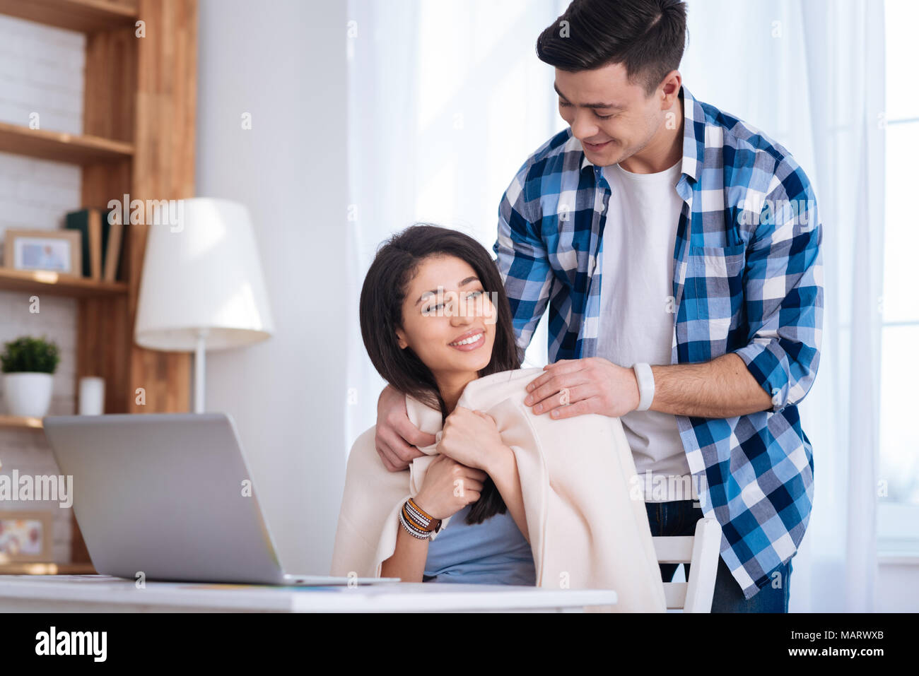 Mann die Frau mit der Decke Stockfoto