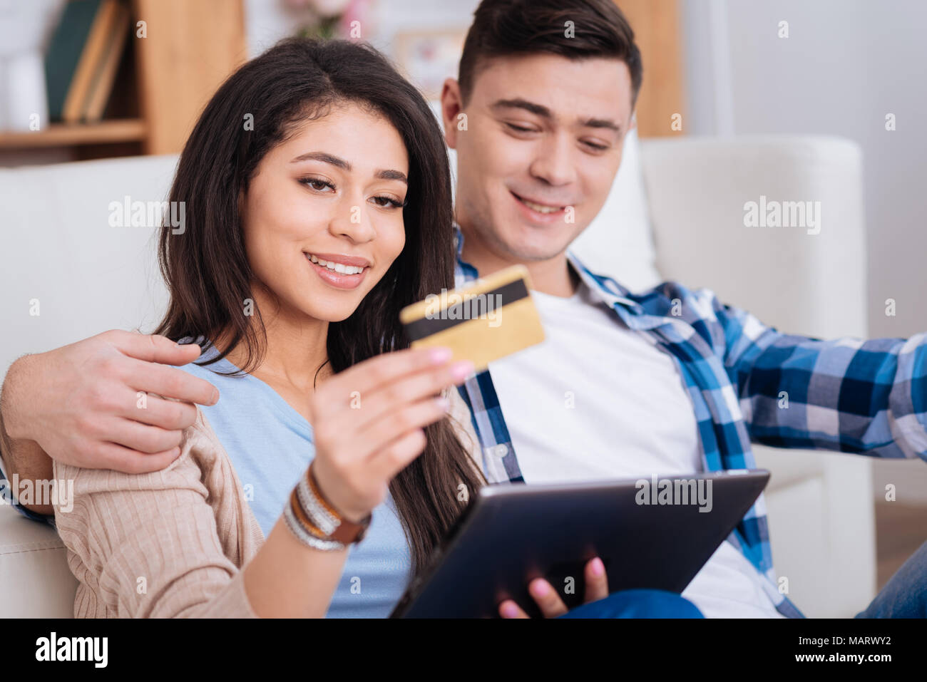 Frohe positive Paare zahlen online Stockfoto