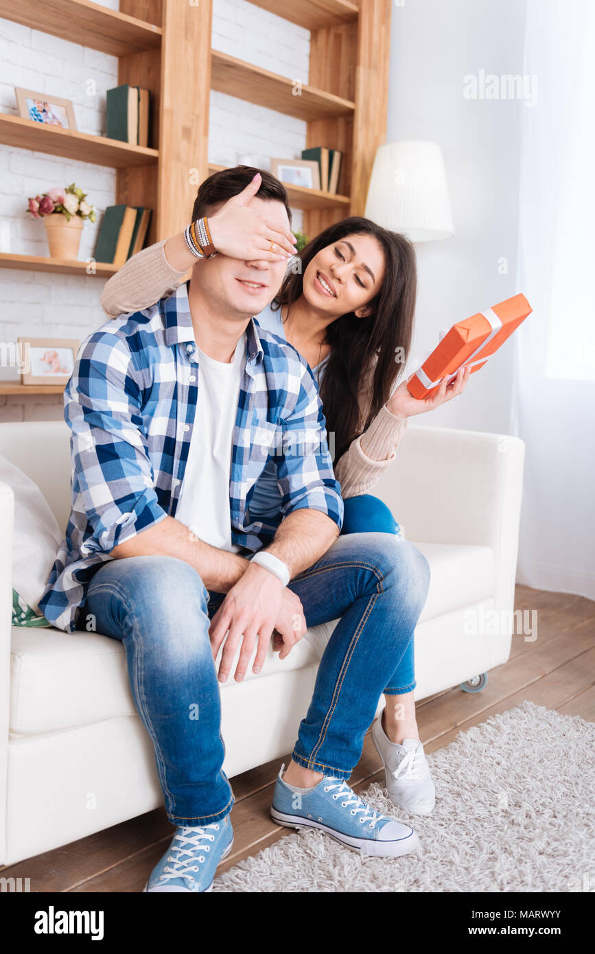 Frohe froh, Frau, Geschenk für Mann Stockfoto