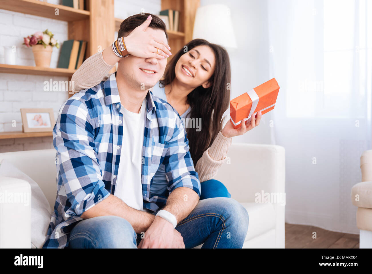 Gay adorable Frau Vorbereitung Geschenk für Mann Stockfoto