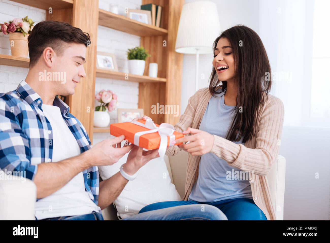 Schön froh, Frau übergabe Geschenk Mann Stockfoto
