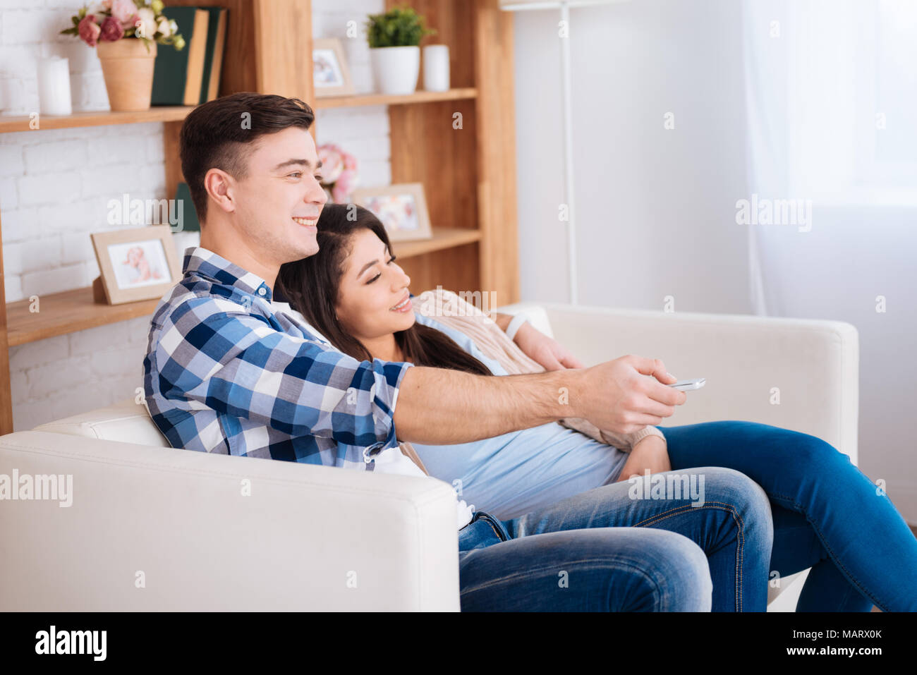 Happy jolly Paar Fernsehen Stockfoto