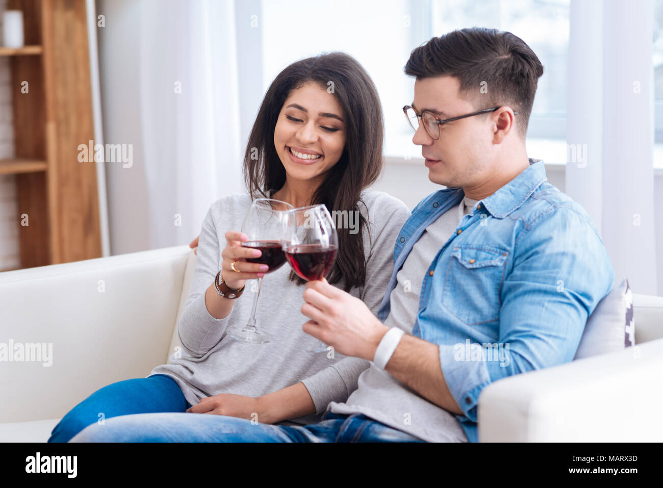 Happy merry Paar Wein trinken Stockfoto