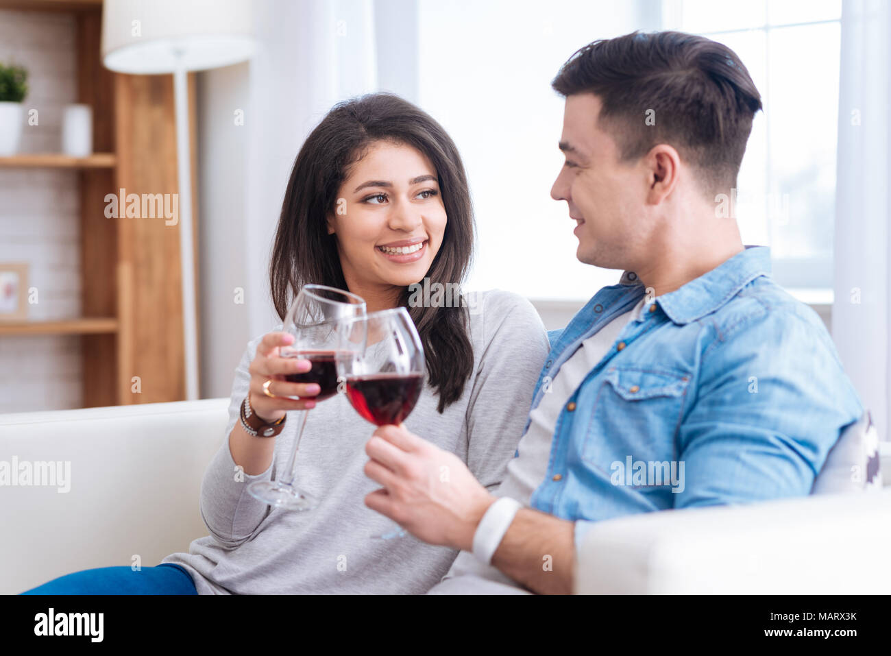 Fröhliche positive Paar Wein genießen Stockfoto