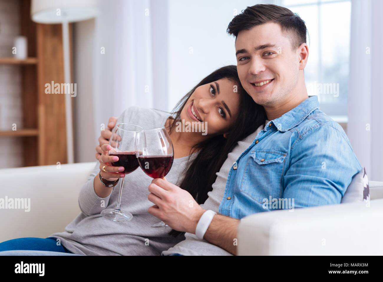 Energetische freudiges paar Glas Wein Stockfoto