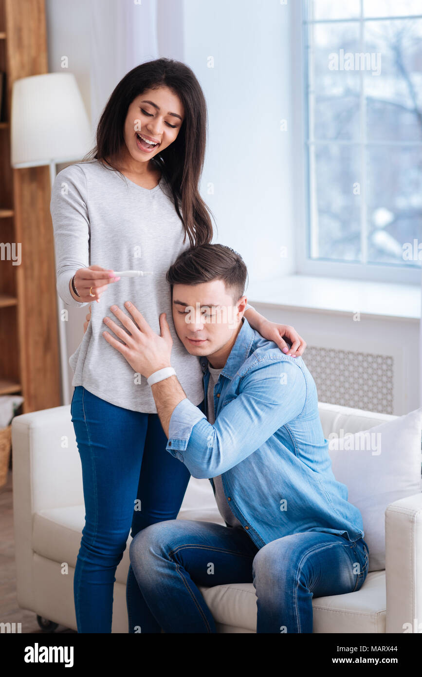 Gemütlich fröhliches Paar erwartet Bab Stockfoto