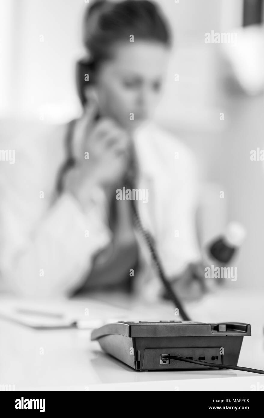 Closeup auf Arzt Frau mit Medizinfläschchen Telefon sprechen Stockfoto