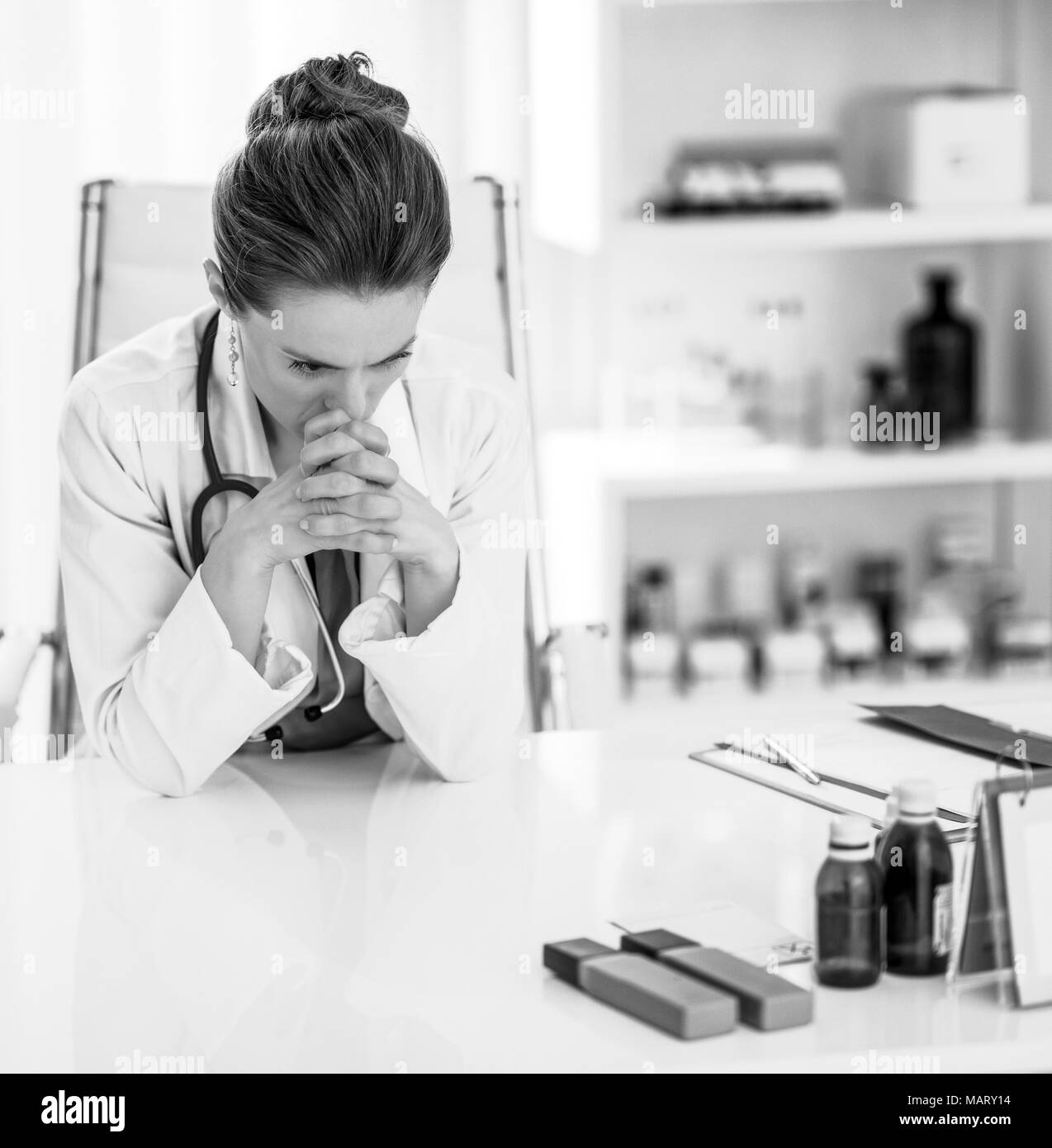 Betreffenden Arzt Frau sitzt im Büro Stockfoto