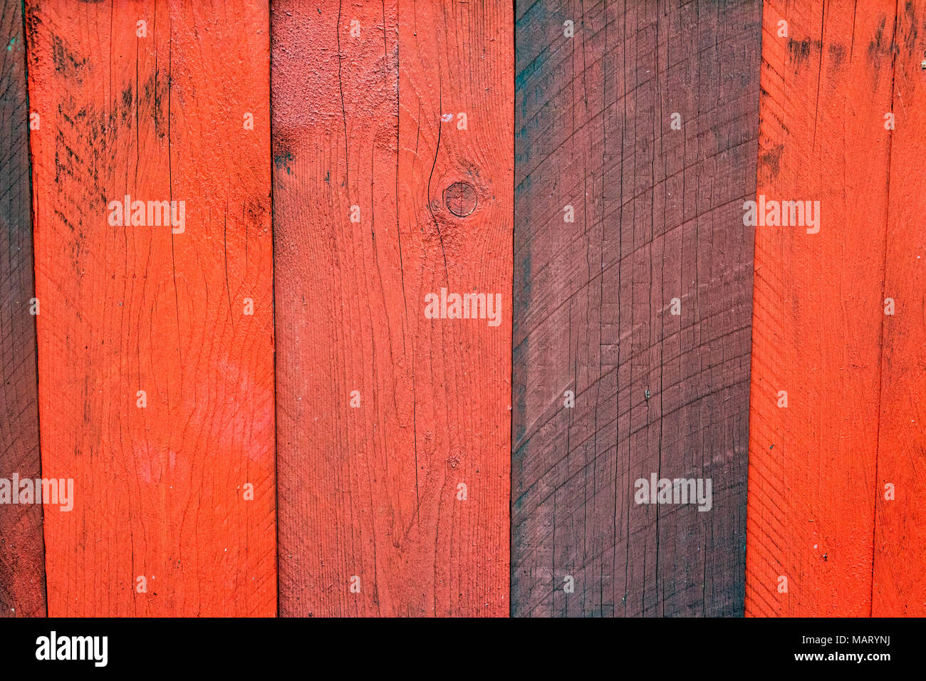 'Board' #2 - verblasste Holzbohlen auf einer Anlage. Stockfoto