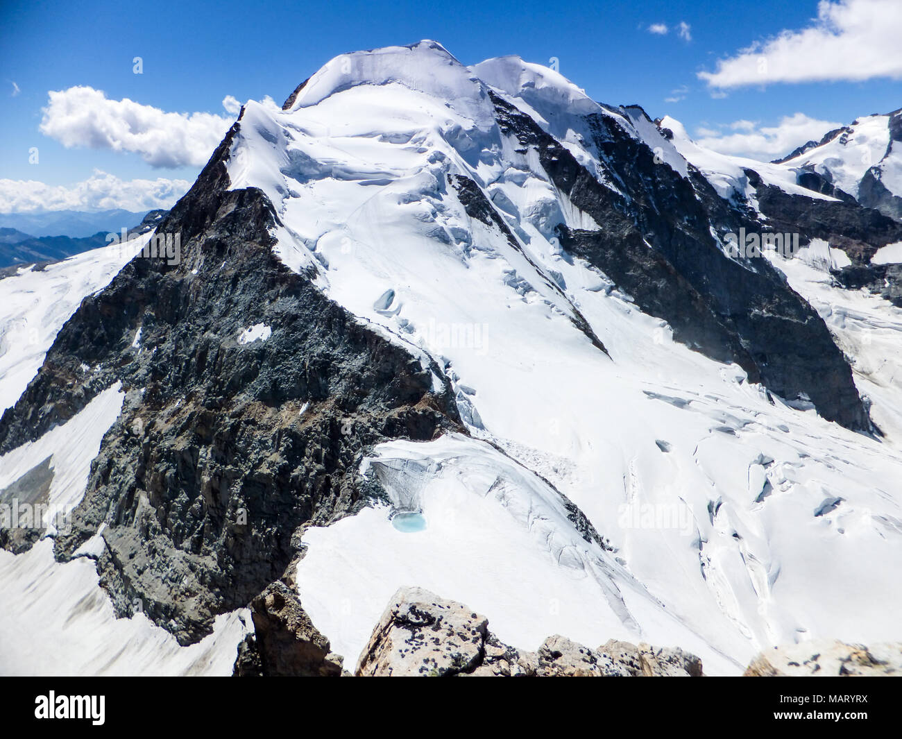 Panoramablick über das Val Poschiavo und Piz Palu in der Bernina Berge als vom Gipfel des Piz Cambrena gesehen Stockfoto