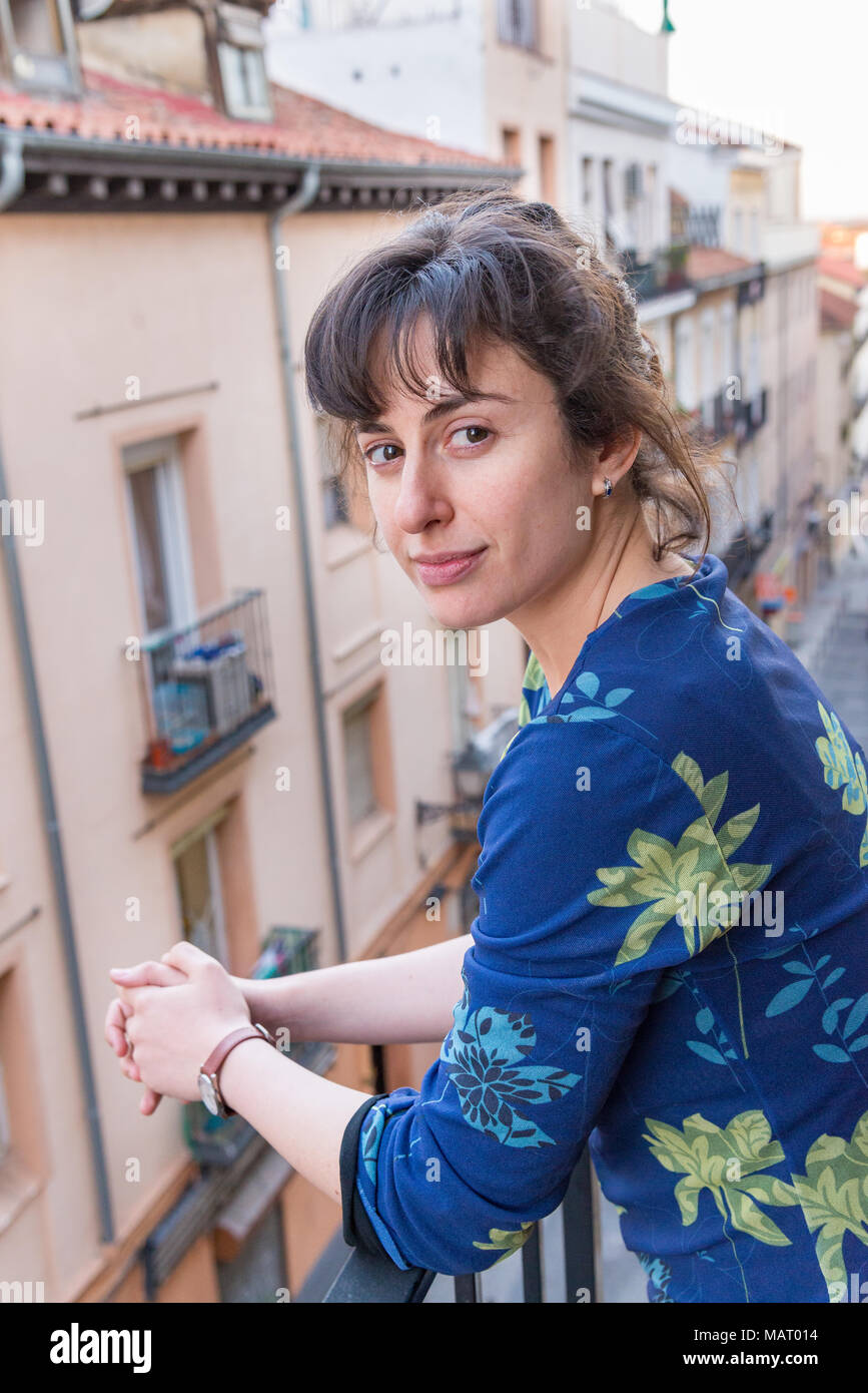 Porträt der schönen jungen Frau auf den Balkon, Madrid, Spanien Stockfoto