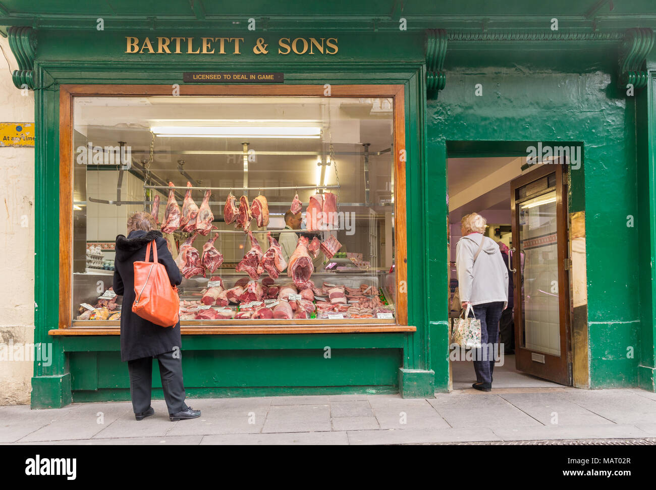 Bartlett & Söhne, eine traditionelle Metzgerei sop auf der High Street in Bath, Großbritannien Stockfoto