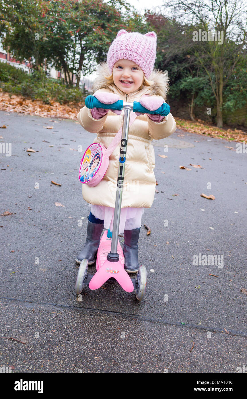 Zwei Jahre altes Kind auf dem Mini Micro Scooter, UK, London Stockfoto