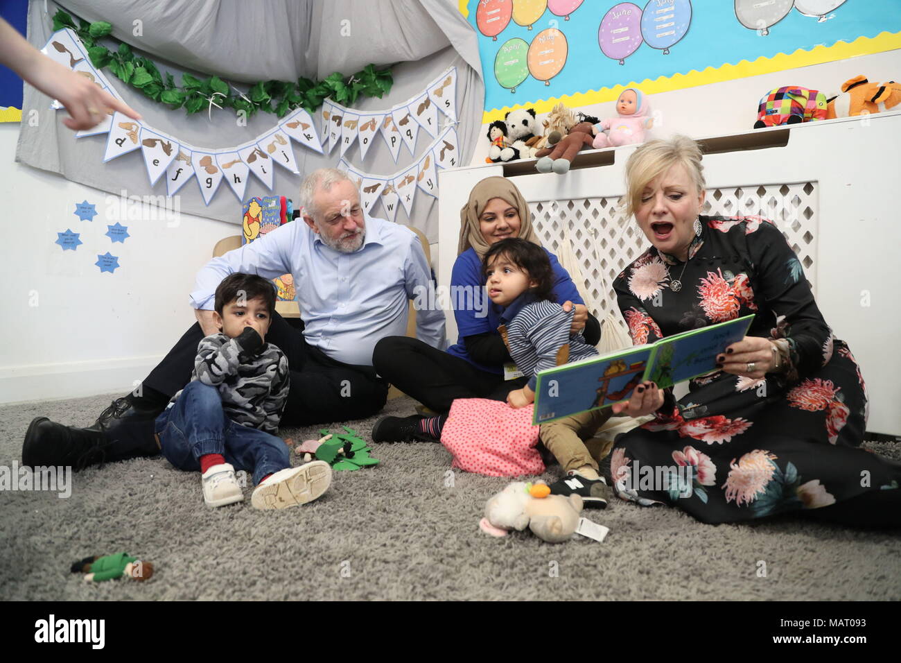 Der Führer der Jeremy Corbyn mit Schatten frühen Jahre Minister Tracy Brabin (rechts) bei einem Besuch in kleinen Lerner Baumschule in Watford an den steigenden Kosten der Kinderbetreuung zu markieren. Stockfoto