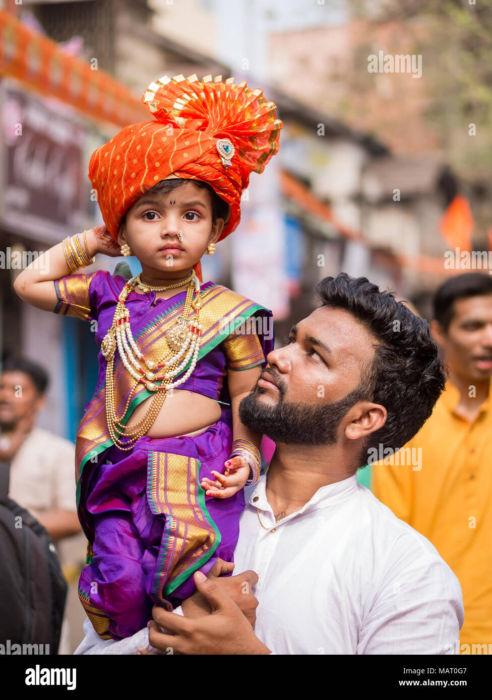 Mumbai, Indien - 18. März 2018: Kleine Mädchen gekleidet in der trational nauvari Sari am Hindu neues Jahr Parade (Gudhi Padva) ist eine jährliche Parade auf die fam Stockfoto
