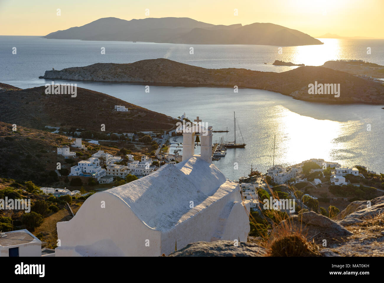 Über einen Griechischen Kirche auf die Ägäis bei Sonnenuntergang auf Ios Stockfoto