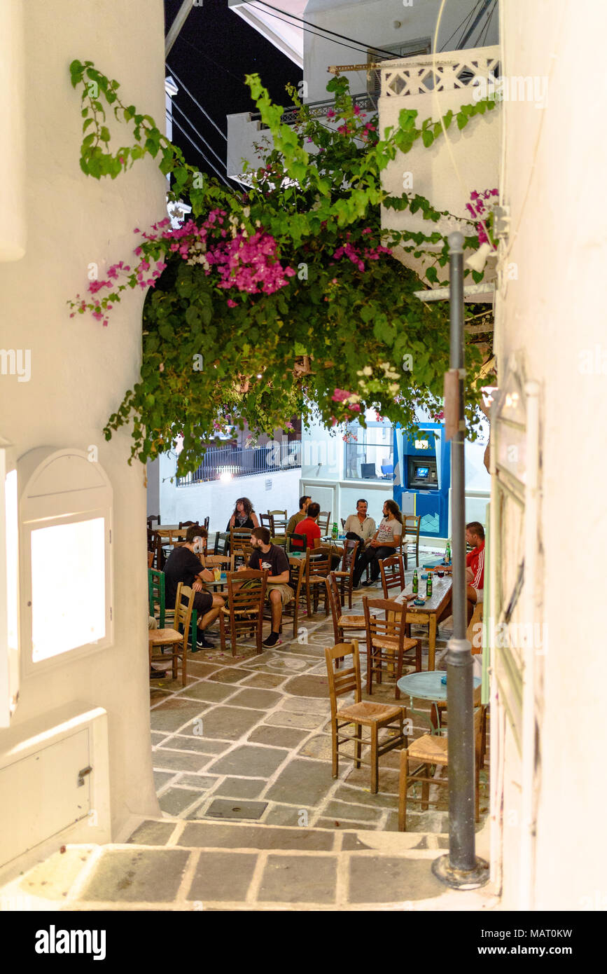 Die Menschen sitzen auf einem Cafe Terrasse in Ios Stadt Stockfoto