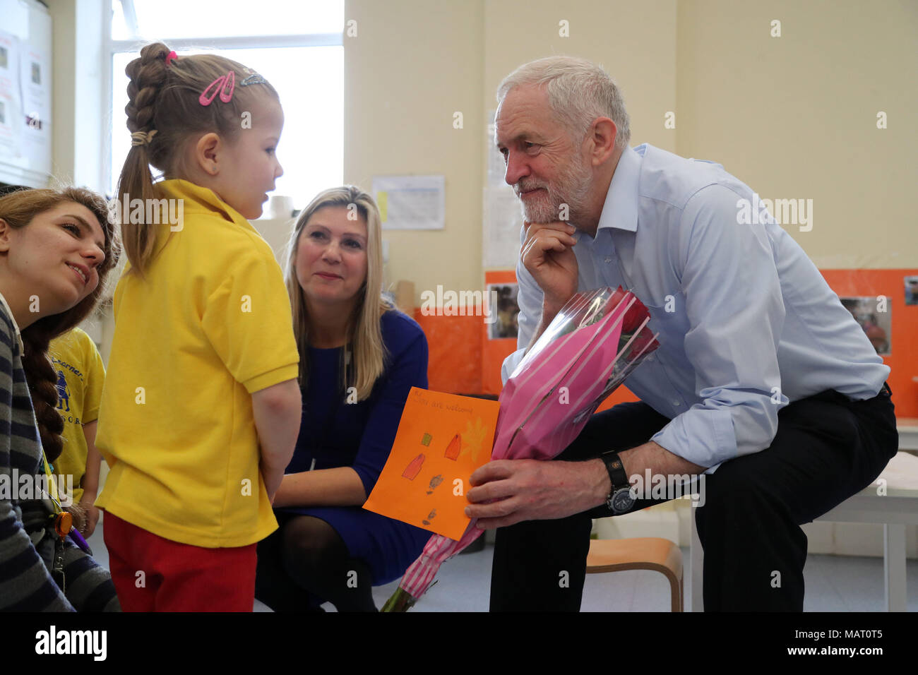 Der Führer der Jeremy Corbyn ist Blumen bei einem Besuch zu wenig Teilnehmer, Baumschule in Watford an den steigenden Kosten der Kinderbetreuung zu markieren. Stockfoto