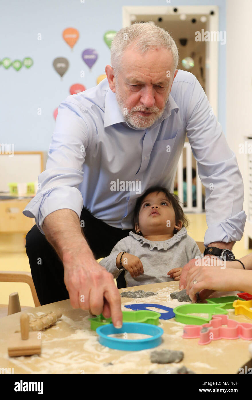 Der Führer der Jeremy Corbyn während eines Besuchs zu wenig Teilnehmer, Baumschule in Watford an den steigenden Kosten der Kinderbetreuung zu markieren. Stockfoto