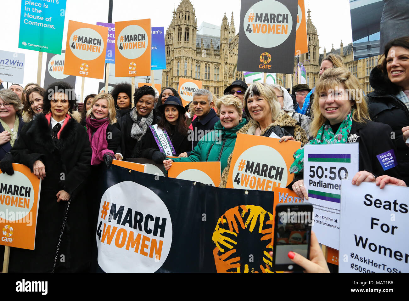 Prominente, Politiker, Meister der Gleichstellung der Geschlechter und feministische Aktivistinnen verbindet Hunderte von Menschen für März 4 Frauen, Event, organisiert von CARE International organisiert, wie sie März vom Parlament Platz zu einer Kundgebung auf dem Trafalgar Square der Internationale Tag der Frau zu markieren. Mit: Bürgermeister von London Sadiq Khan, Bianca Jagger, Justine Greening MP, Natalie Imbruglia, Dawn Butler MP (Brent Zentrale) Wo: London, Großbritannien Wann: 04 Mar 2018 Credit: WENN Stockfoto