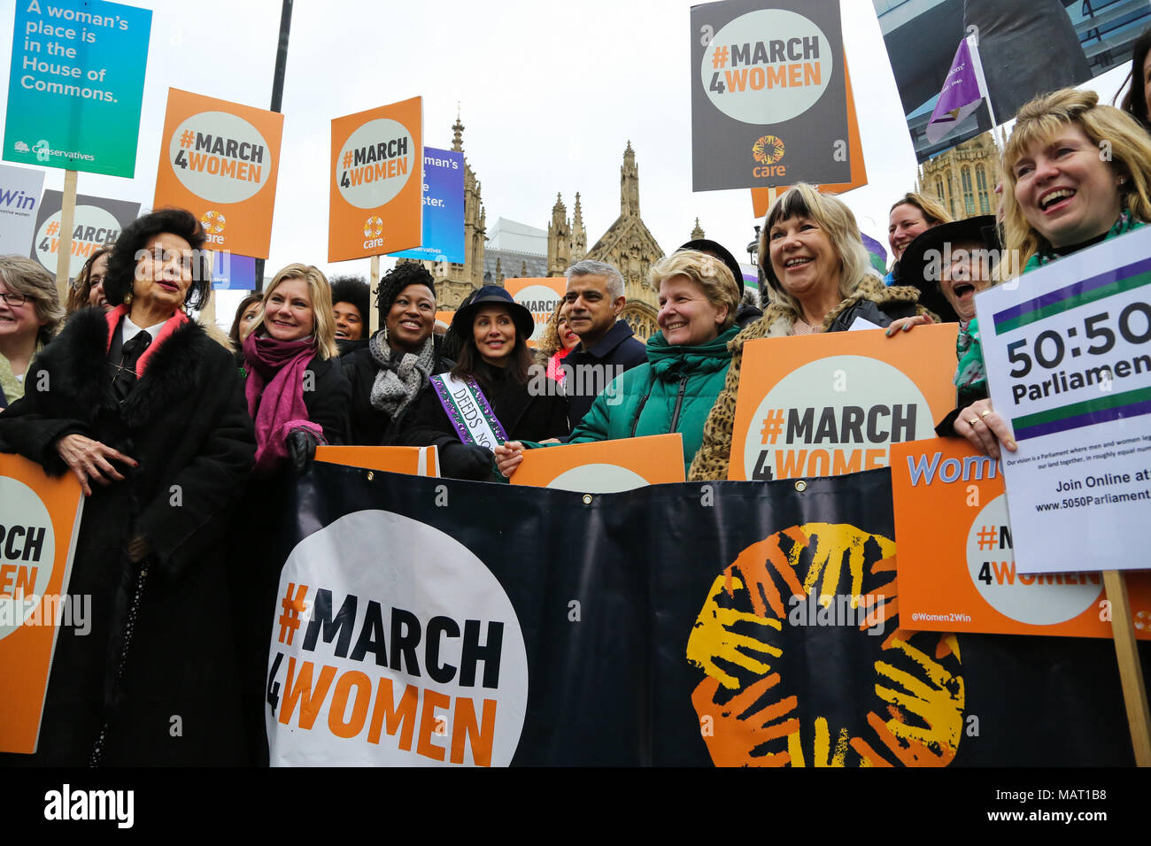 Prominente, Politiker, Meister der Gleichstellung der Geschlechter und feministische Aktivistinnen verbindet Hunderte von Menschen für März 4 Frauen, Event, organisiert von CARE International organisiert, wie sie März vom Parlament Platz zu einer Kundgebung auf dem Trafalgar Square der Internationale Tag der Frau zu markieren. Mit: Bürgermeister von London Sadiq Khan, Bianca Jagger, Justine Greening MP, Natalie Imbruglia, Dawn Butler MP (Brent Zentrale) Wo: London, Großbritannien Wann: 04 Mar 2018 Credit: WENN Stockfoto