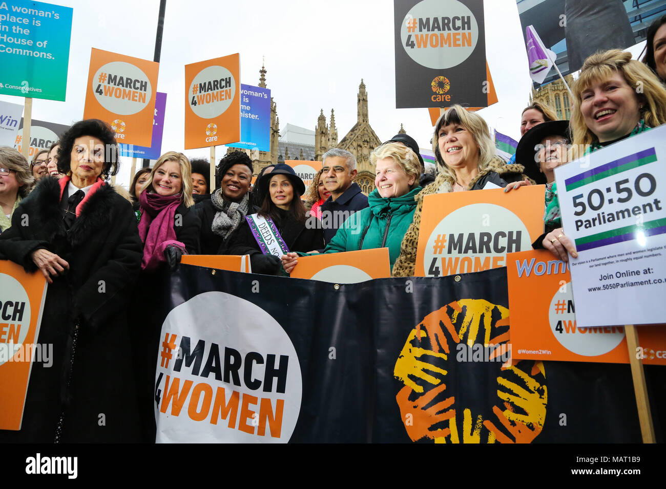 Prominente, Politiker, Meister der Gleichstellung der Geschlechter und feministische Aktivistinnen verbindet Hunderte von Menschen für März 4 Frauen, Event, organisiert von CARE International organisiert, wie sie März vom Parlament Platz zu einer Kundgebung auf dem Trafalgar Square der Internationale Tag der Frau zu markieren. Mit: Bürgermeister von London Sadiq Khan, Bianca Jagger, Justine Greening MP, Natalie Imbruglia, Dawn Butler MP (Brent Zentrale) Wo: London, Großbritannien Wann: 04 Mar 2018 Credit: WENN Stockfoto