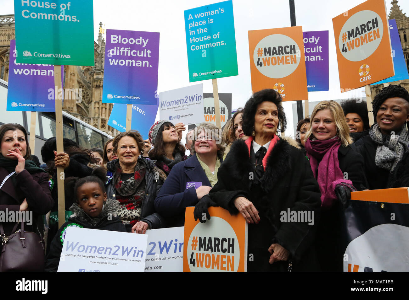 Prominente, Politiker, Meister der Gleichstellung der Geschlechter und feministische Aktivistinnen verbindet Hunderte von Menschen für März 4 Frauen, Event, organisiert von CARE International organisiert, wie sie März vom Parlament Platz zu einer Kundgebung auf dem Trafalgar Square der Internationale Tag der Frau zu markieren. Mit: Bürgermeister von London Sadiq Khan, Bianca Jagger, Justine Greening MP, Dawn Butler MP (Brent Zentrale) Wo: London, Großbritannien Wann: 04 Mar 2018 Credit: WENN Stockfoto