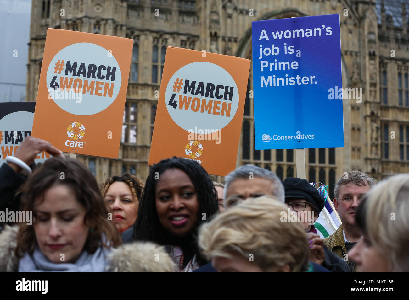 Prominente, Politiker, Meister der Gleichstellung der Geschlechter und feministische Aktivistinnen verbindet Hunderte von Menschen für März 4 Frauen, Event, organisiert von CARE International organisiert, wie sie März vom Parlament Platz zu einer Kundgebung auf dem Trafalgar Square der Internationale Tag der Frau zu markieren. Mit: Dawn Butler MP (Brent Zentrale) Wo: London, Großbritannien Wann: 04 Mar 2018 Credit: WENN Stockfoto
