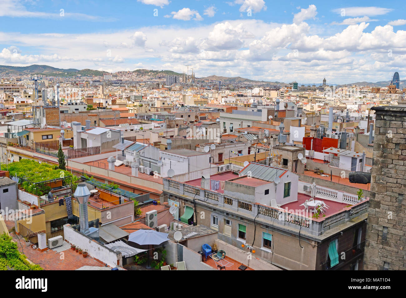 Barcelona, Spanien, Katalonien. 28. Jun 2017. Die Dächer der Häuser. Gotische Stützpfeiler vor. Luftaufnahme, Stadtbild, Skyline. Stockfoto