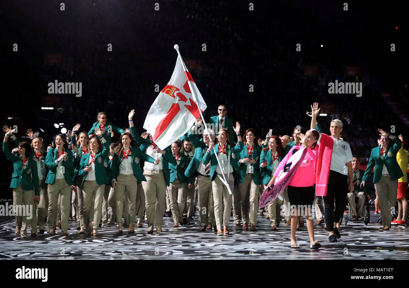 Nordirlands Fahnenträger Caroline O'Hanlon führt ihr Team während der Eröffnungszeremonie für die Commonwealth Games 2018 in Carrara Stadion an der Gold Coast, Australien. Stockfoto