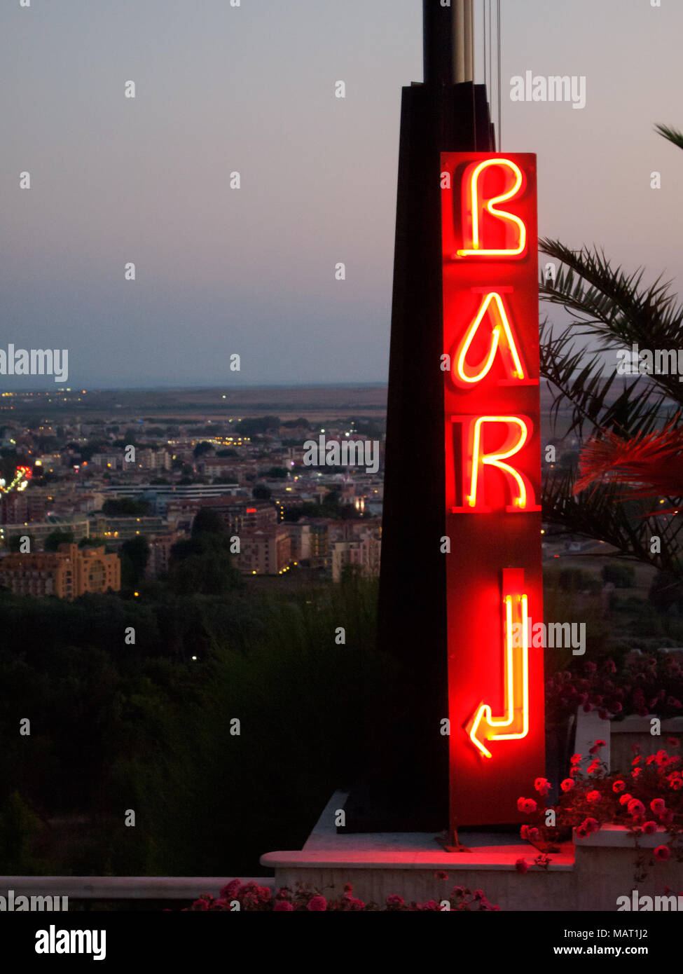 Vintage Bar Schild beleuchtet vor einem dunklen Hintergrund Stockfotografie  - Alamy