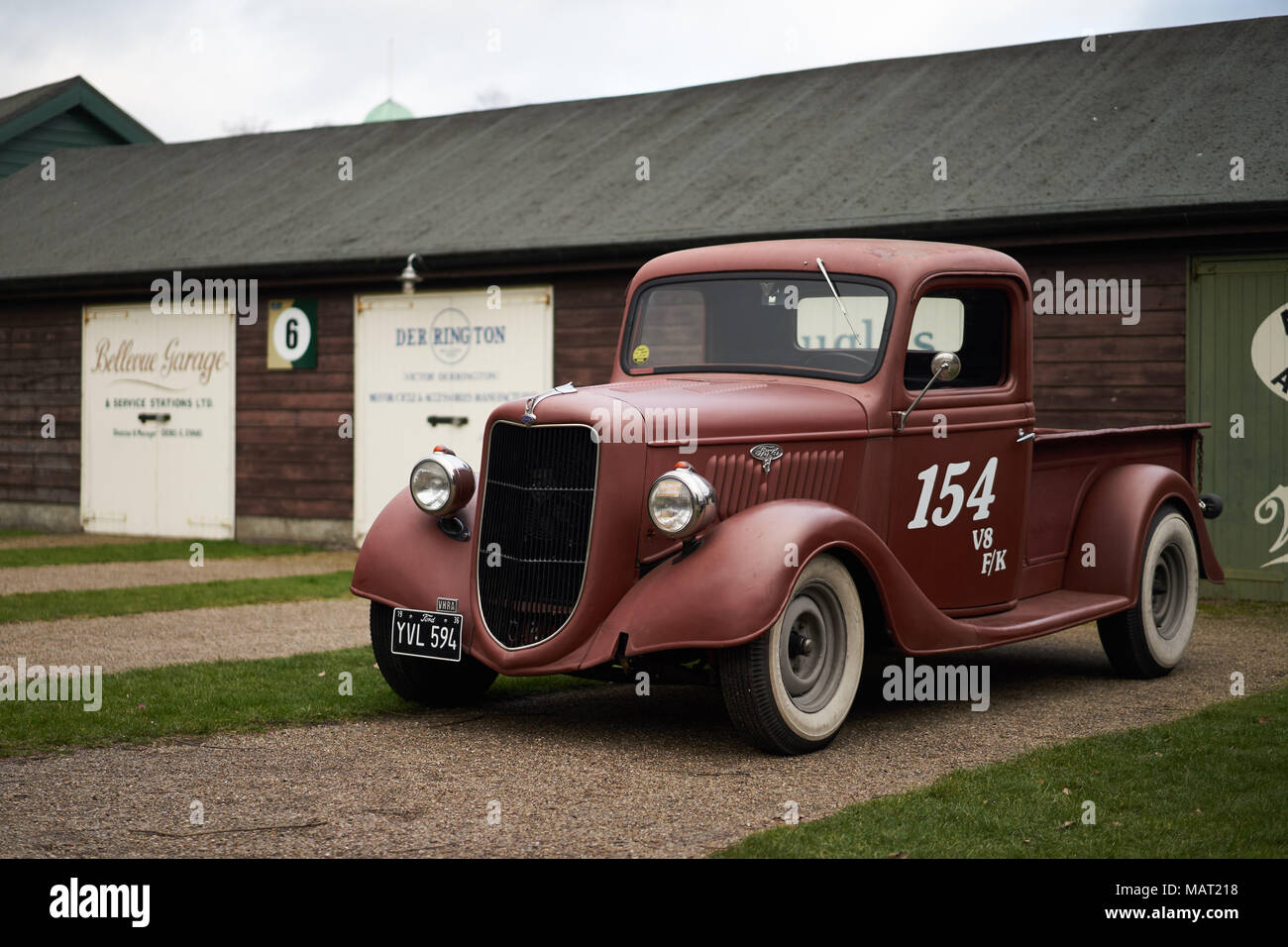 American Vintage Ford Pickup Truck, außerhalb eines Oldtimer Garage geparkt Stockfoto