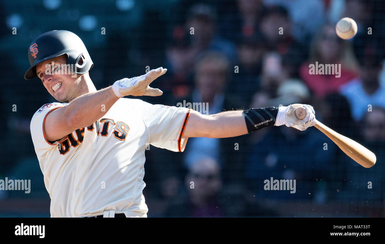 San Francisco, Kalifornien, USA. 03 Apr, 2018. San Francisco Giants erste Basisspieler Buster Posey (28) Zugriffe ein Foul mit zwei und zwei Outs im achten Inning, während einer MLB Spiel zwischen der Seattle Mariners und die San Francisco Giants am Eröffnungstag bei AT&T Park in San Francisco, Kalifornien. Valerie Shoaps/CSM/Alamy leben Nachrichten Stockfoto