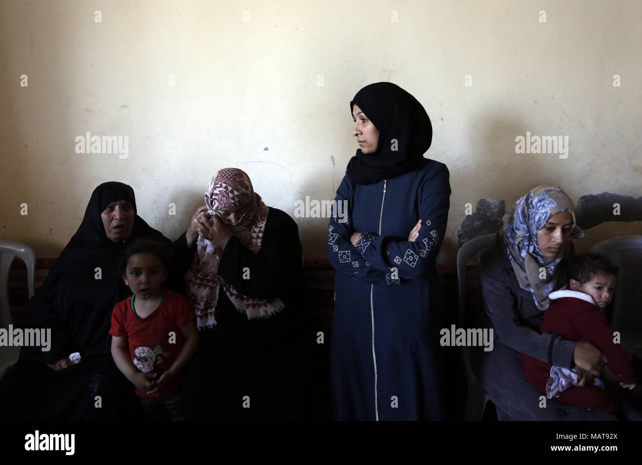 Gaza, Gaza, Palästina. 4 Apr, 2018. Die Angehörigen der 25-jährige Ahmed Arafa, der erschossen wurde und am Dienstag von israelischen Truppen während der laufenden Protest entlang der Grenze mit Israel im Gazastreifen getötet, trauern Während seiner Beerdigung in der Stadt von Deir EL-Balah, zentralen Gazastreifen, Mittwoch, 4. April 2018. Credit: Mahmoud Issa/Quds Net News/ZUMA Draht/Alamy leben Nachrichten Stockfoto