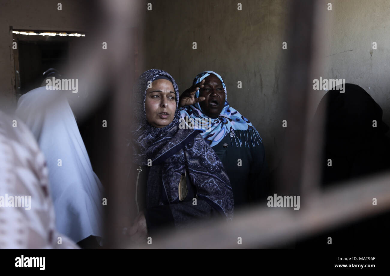 Gaza, Gaza, Palästina. 4 Apr, 2018. Die Angehörigen der 25-jährige Ahmed Arafa, der erschossen wurde und am Dienstag von israelischen Truppen während der laufenden Protest entlang der Grenze mit Israel im Gazastreifen getötet, trauern Während seiner Beerdigung in der Stadt von Deir EL-Balah, zentralen Gazastreifen, Mittwoch, 4. April 2018. Credit: Mahmoud Issa/Quds Net News/ZUMA Draht/Alamy leben Nachrichten Stockfoto