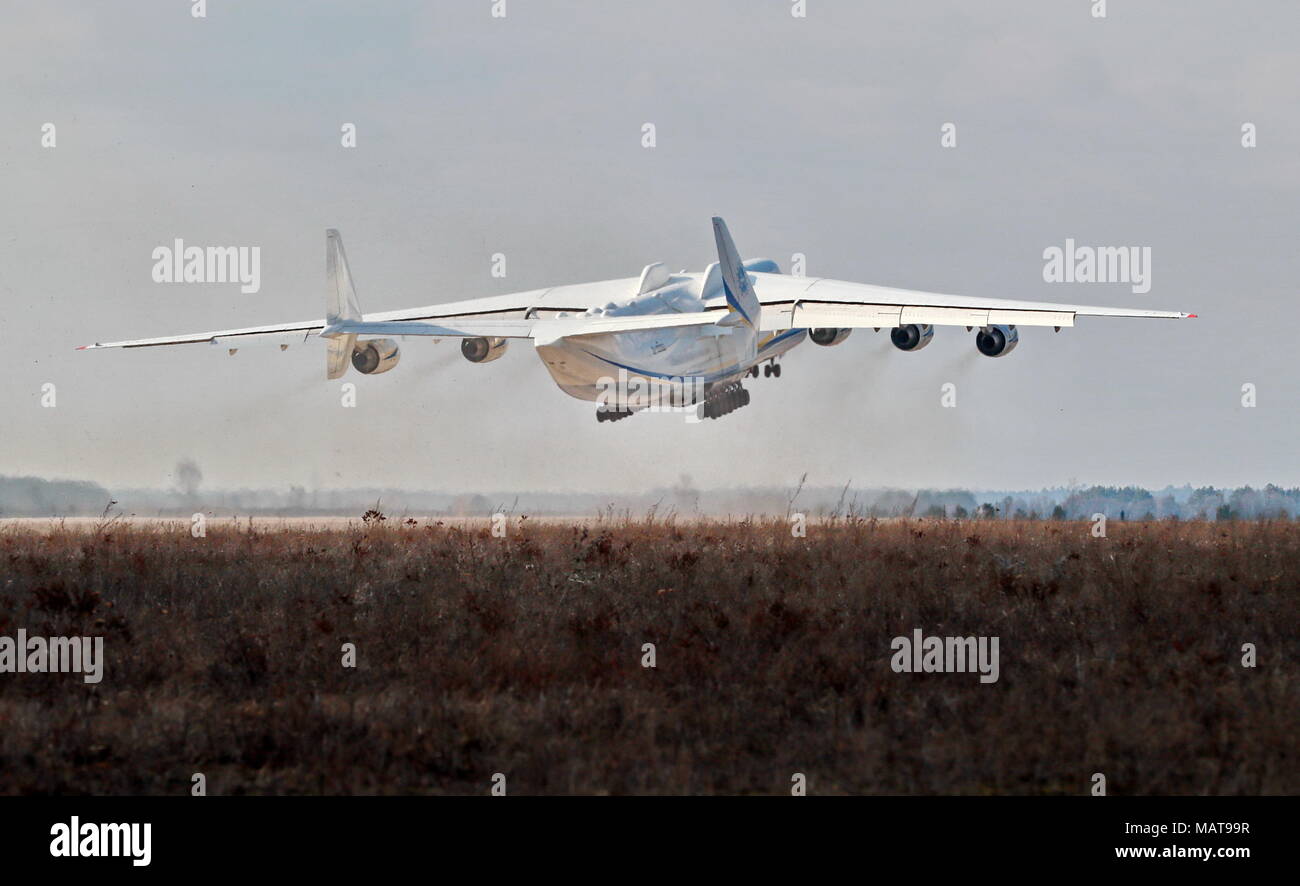 Kiew, Ukraine. 3 Apr, 2018. Größte Flugzeug der Welt, der Antonov An-225 Mriya, startet von einem Flughafen außerhalb Kiew, Ukraine, 3. April 2018. Größte Flugzeug der Welt, der Antonov An-225 Mriya, nahm zum Himmel Dienstag vom Flughafen außerhalb der ukrainischen Hauptstadt für seine erste kommerzielle Mission seit der Modernisierung. Credit: Chen Junfeng/Xinhua/Alamy leben Nachrichten Stockfoto