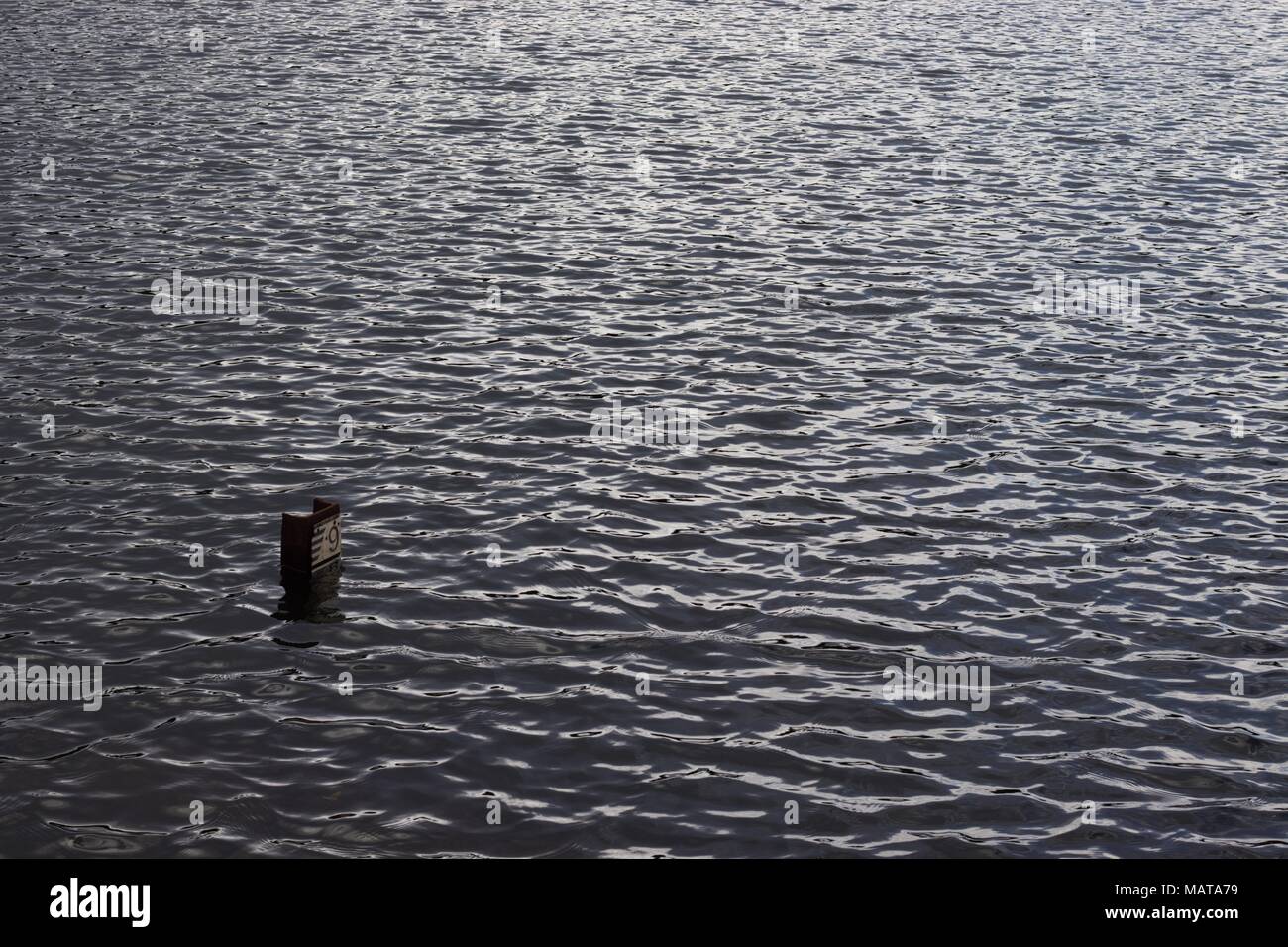 Überflutet Reservoir an Llandegla, North Wales als schwere Regenfälle von lokalen streams Kanalisation, Stockfoto