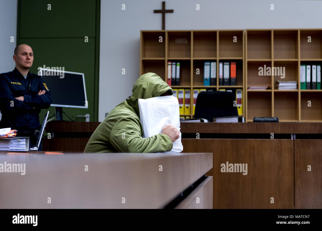 26 März 2018, München, Deutschland: Den Angeklagten unter anderem wegen versuchten Mordes 28-jährige Angeklagte sitzt vor dem Prozess in den Gerichtssaal des Amtsgerichts. Gemäss der Anklageschrift, im November 2015 der Mann hat eine Frau in Rosenheim angegriffen und vergewaltigt. Rund ein Jahr später, er attackierte ein Jogger in den Englischen Garten in München, vergewaltigt und erdrosselt zu Bewusstlosigkeit Foto: Sven Hoppe/dpa Stockfoto