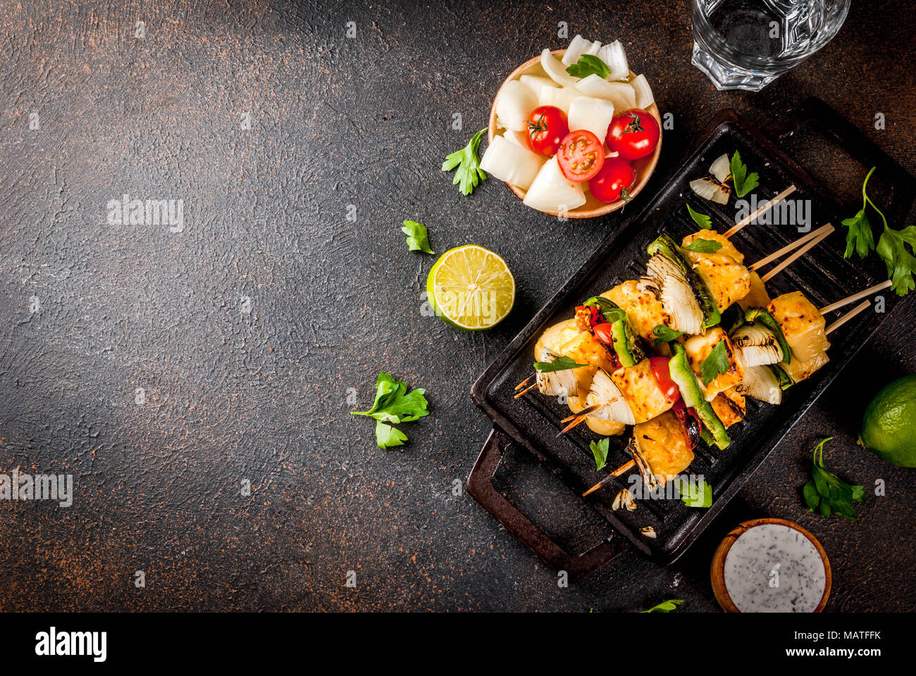 Vegane Ernährung Essen, gegrillten Käse und Gemüse Kebab, im indischen Stil Paneer Tikka, mit weißer Soße und Kalk, auf dunklen konkreten Hintergrund, kopieren, um Platz zu Stockfoto