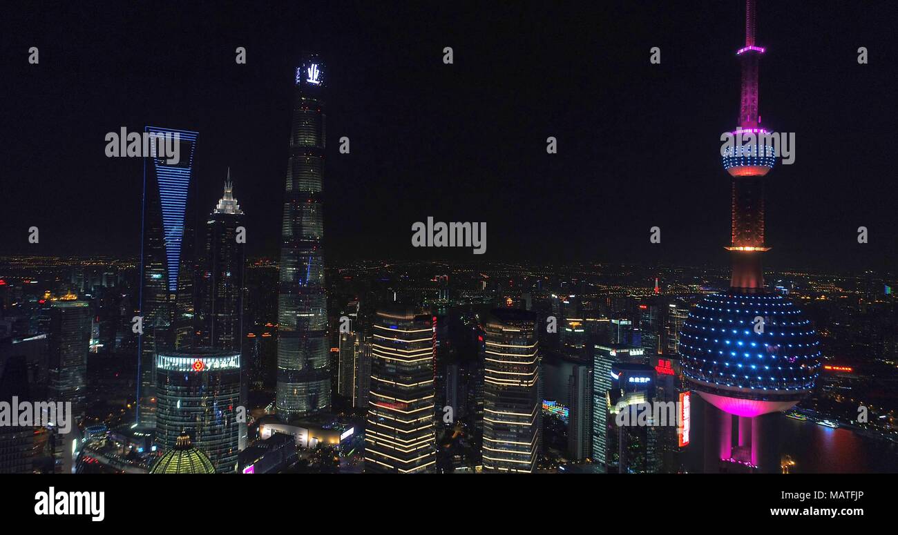 Antenne Stadtbild zeigen beleuchtete Shanghai Oriental Pearl Tower bei Nacht und dem neuen Finanzviertel im Hintergrund. 28.07.2017. Shanghai, China. Stockfoto