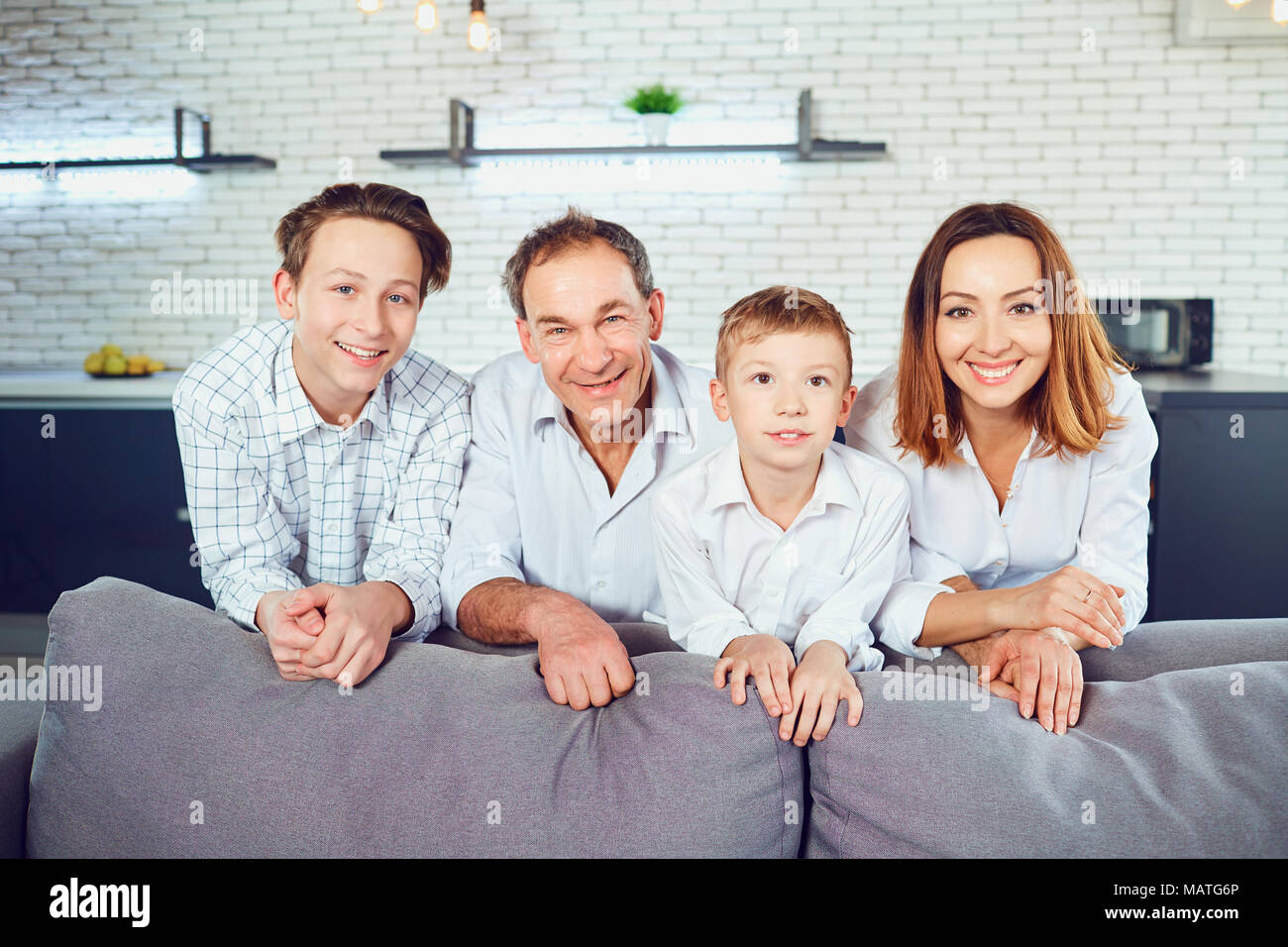 Glückliche Familie lächelnd im Zimmer. Stockfoto