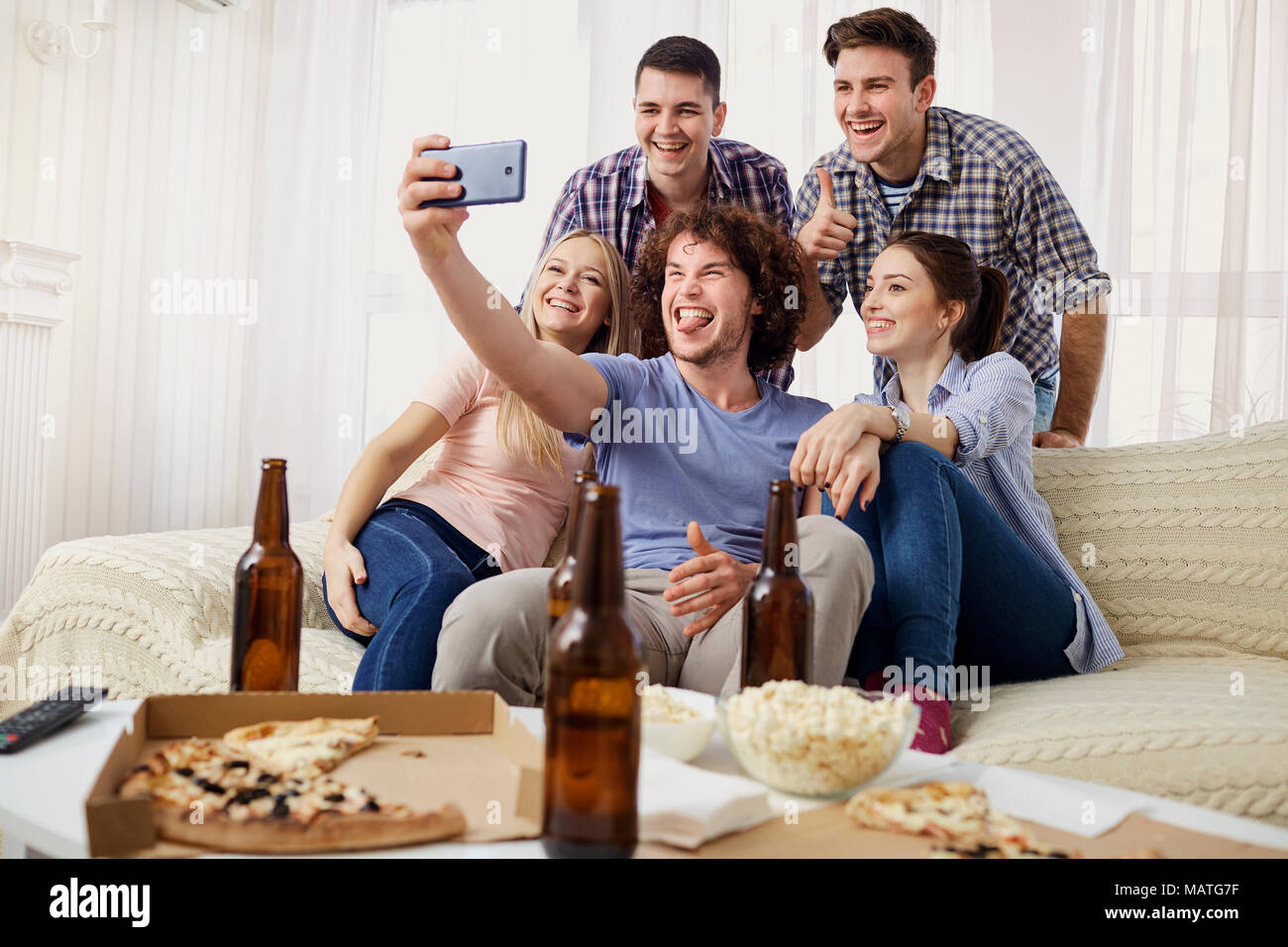 Eine Gruppe von Freunden auf einer Kamera fotografiert. Stockfoto