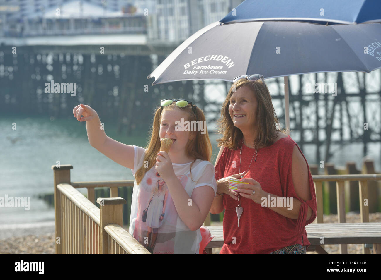 Mutter und Tochter Eis essen, Eastbourne, East Sussex, England, Großbritannien Stockfoto
