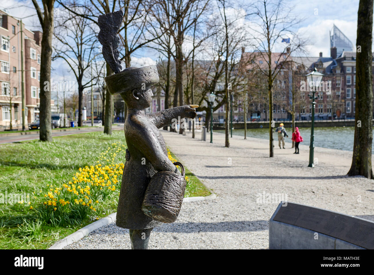 Skulptur "Haagse Jantje' an der Hofvijver im Zentrum von Den Haag, Niederlande. Für die Niederländer ist haagse Jantje welknown durch die childs Songs. Stockfoto