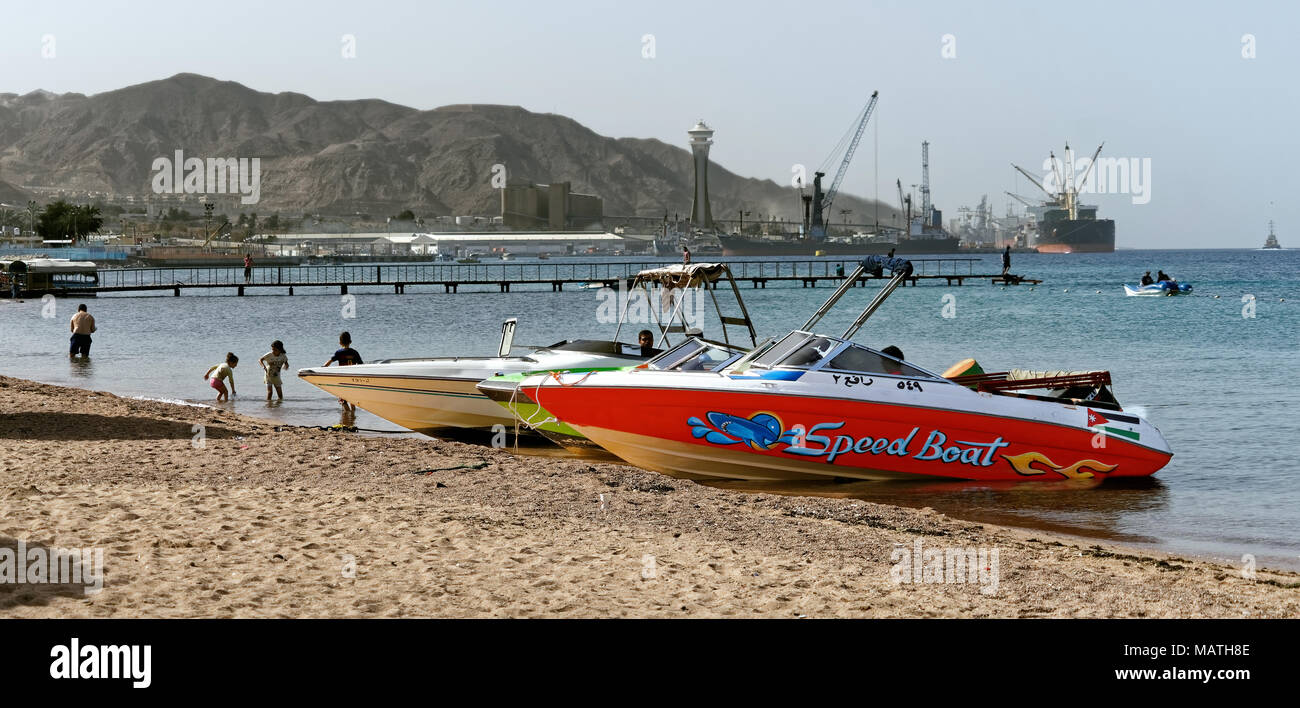 Aqaba, Jordanien, 3. März 2018: Der Strand westlich des Zentrums und der Strandpromenade von Aqaba, privaten Schnellboote und Kleine Ausflugsboote haben günstig auf der werden. Stockfoto