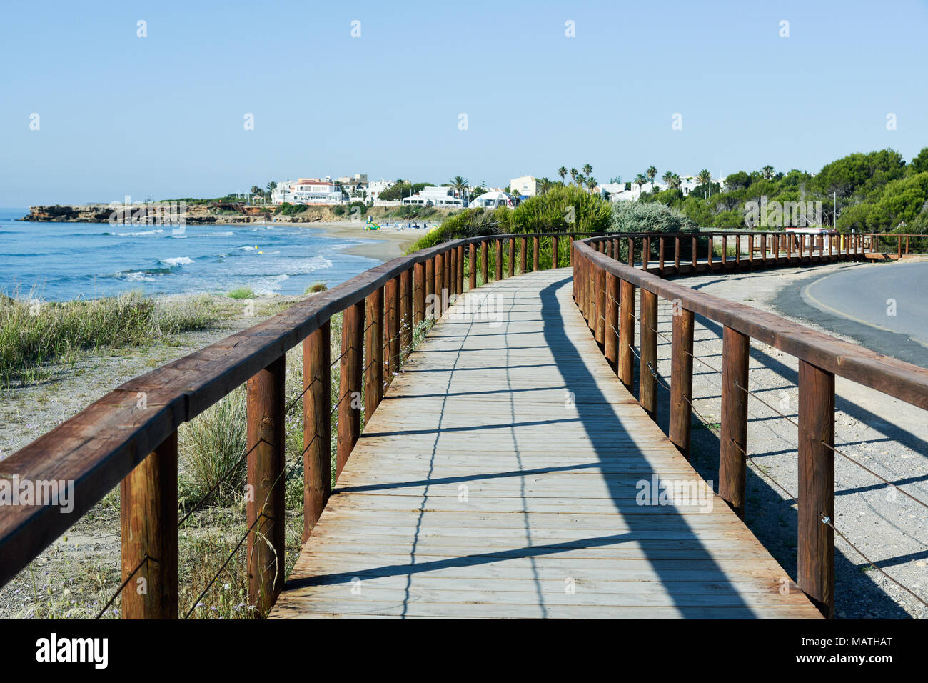 Ein Blick auf die Promenade, die zum Strand Playa Romana in Alcossebre, an der Costa del Azahar, Spanien Stockfoto