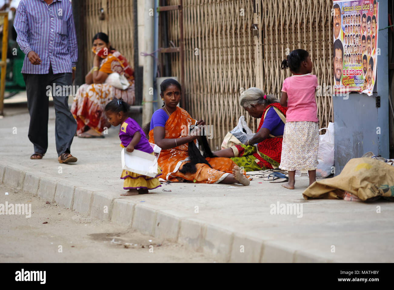 Bangalore, Indien - 23. Oktober 2016: Armen und Obdachlosen pavement Dwellers in die Avenue Road. Stockfoto