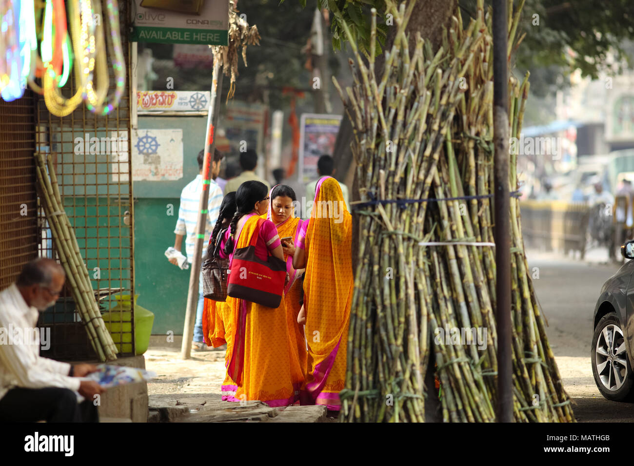 Bangalore, Indien - 23. Oktober 2016: Eine Gruppe von unbekannten marwari Frauen in traditioneller Kleidung steht diskutieren miteinander in der BVK Iyengar Straße. Stockfoto